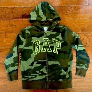 GAP Boys Camouflage Zippered Hoodie, size M (8)